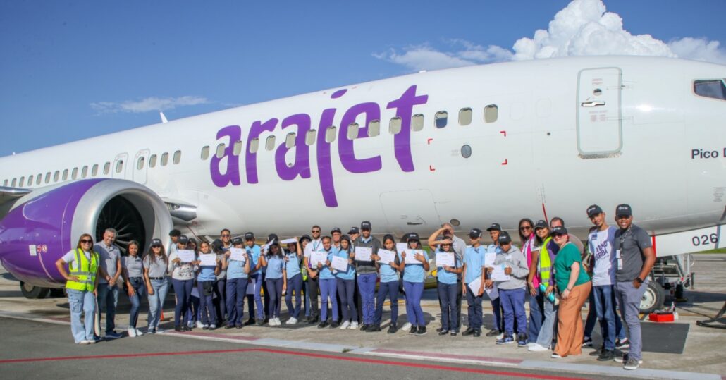 Arajet celebra dos años de su programa de responsabilidad social “Piloto por un día”