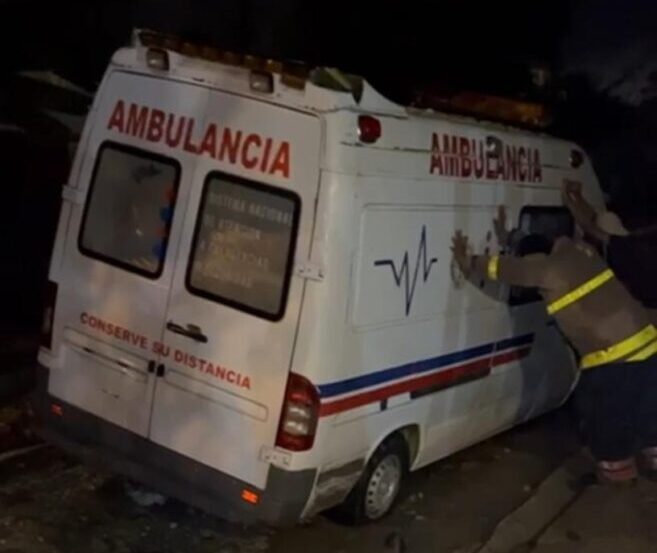 Ambulancia queda varada por mal estado de calle en Santiago