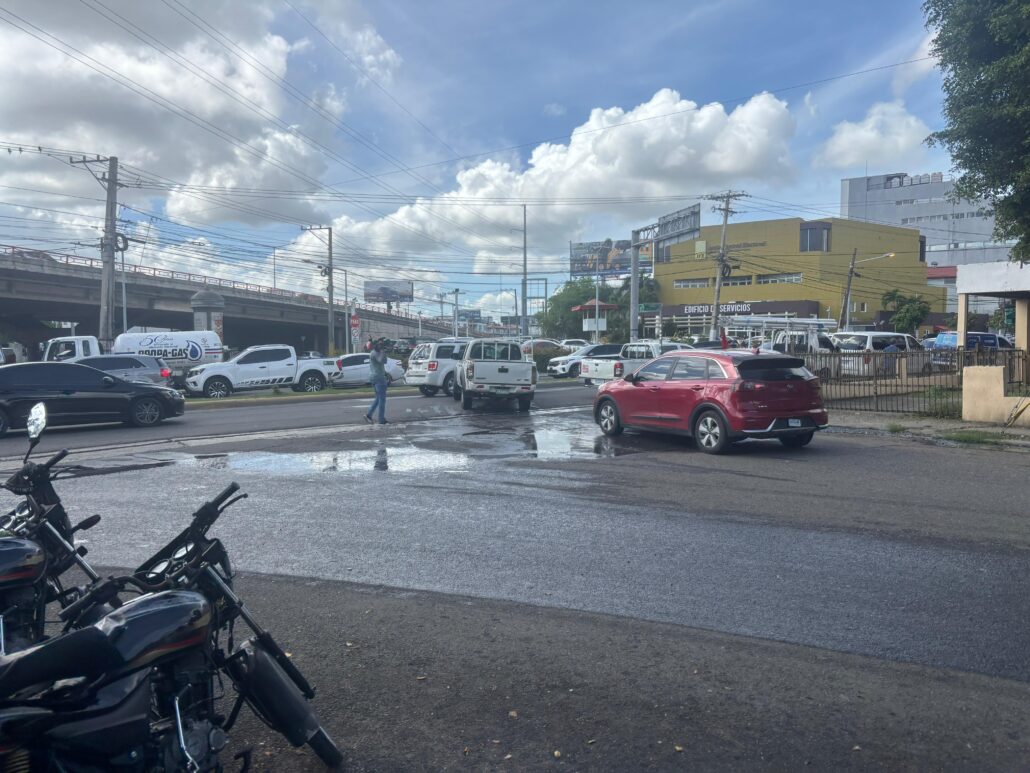 Caos vial y contaminación por desborde de sistema sanitario en intersección de Av. Kennedy y Buenaventura Freites