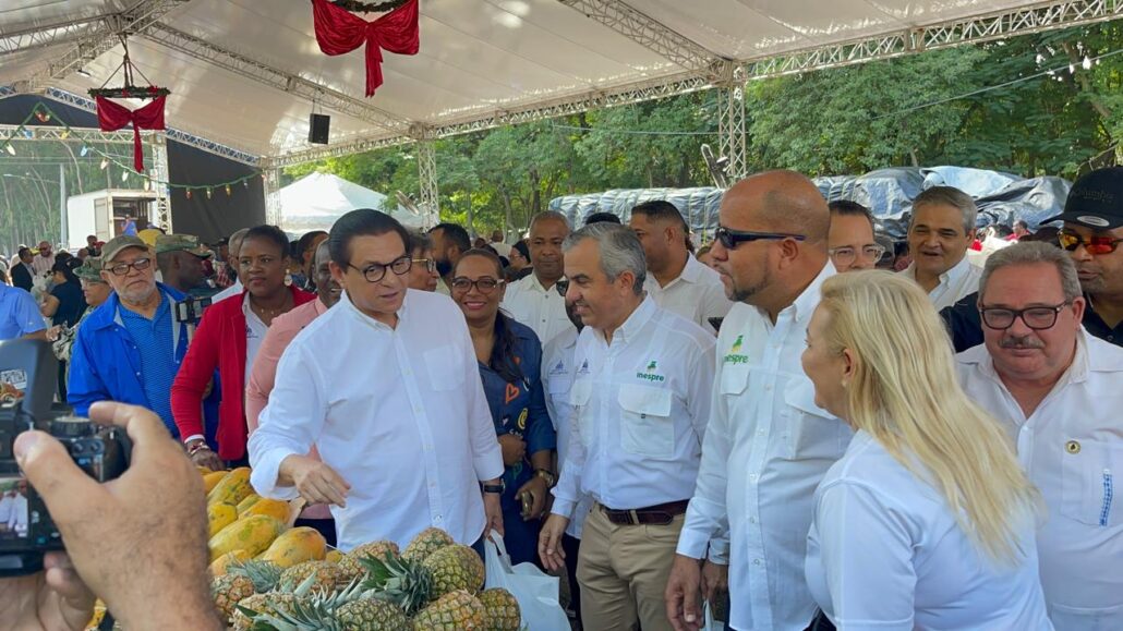 Realizan Feria Navidad del Cambio durante dos días en Santiago