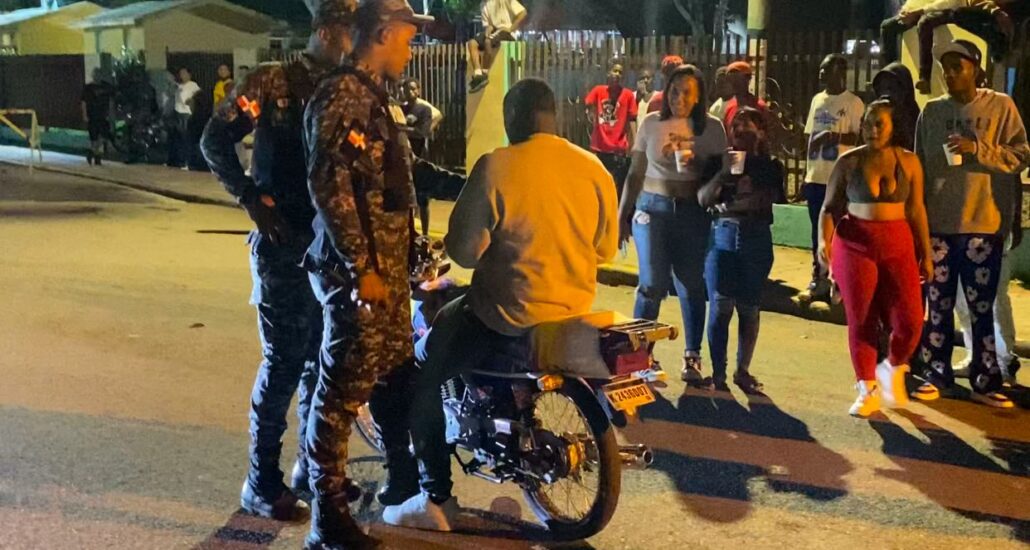 Caos en Bayaguana por desorden de motoristas tras aguinaldo navideño