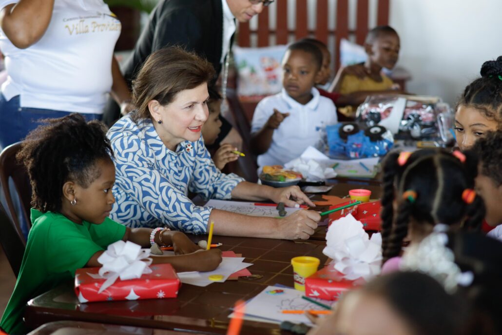 La alegría y esperanza llega a San Pedro de Macorís; Raquel Peña entrega juguetes y comparte con niños