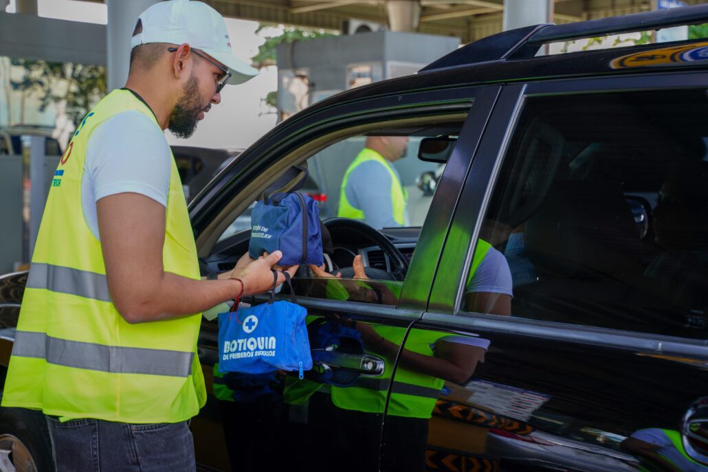 Interior y Policía entrega kits preventivos en los peajes durante operativo “Viaje Seguro y Retorno Consciente”