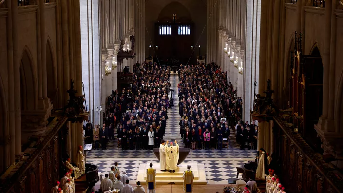 El arzobispo de París Laurent Ulrich consagrando el nuevo altar de Notre-Dame el domingo. Sara Meyssonnier / REUTERS