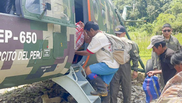 Ejército de Perú rescata 53 miembros de comunidad indígena desplazados por minería ilegal