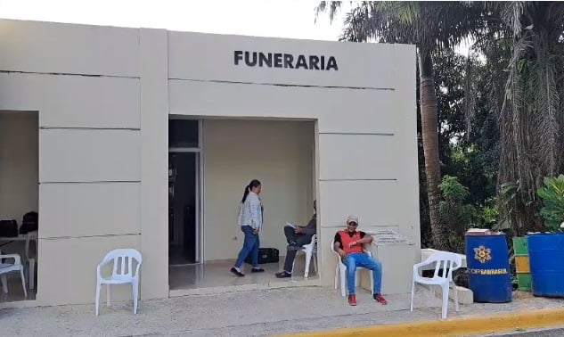 Estudiantes reciben docencia en una funeraria