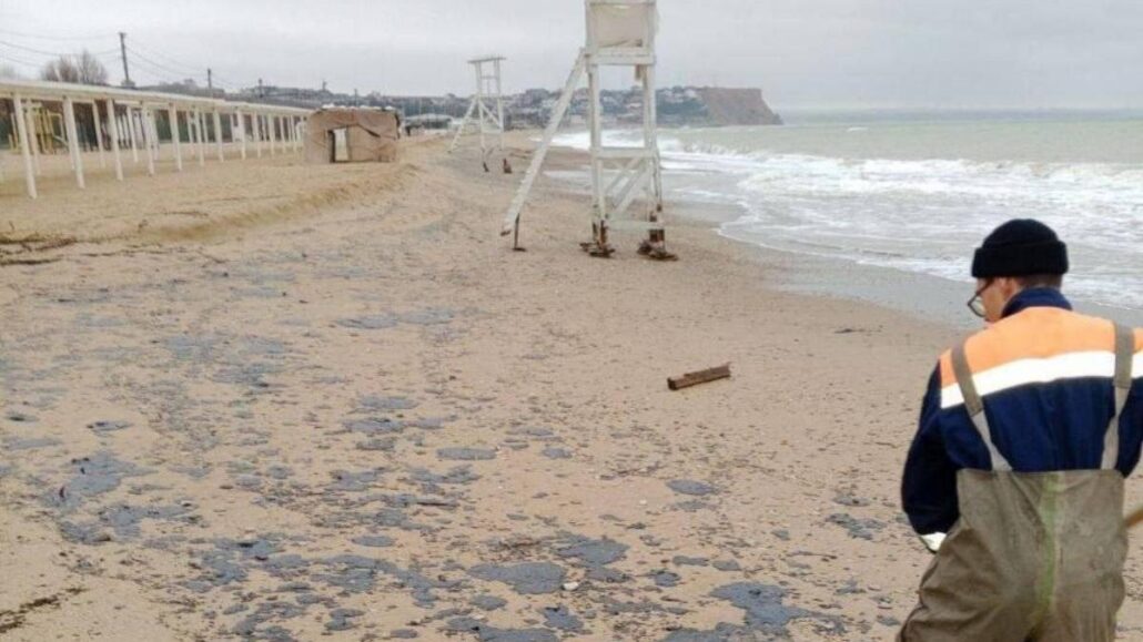 Detectan primeras manchas de petróleo en la costa de Yalta, al sur de Crimea