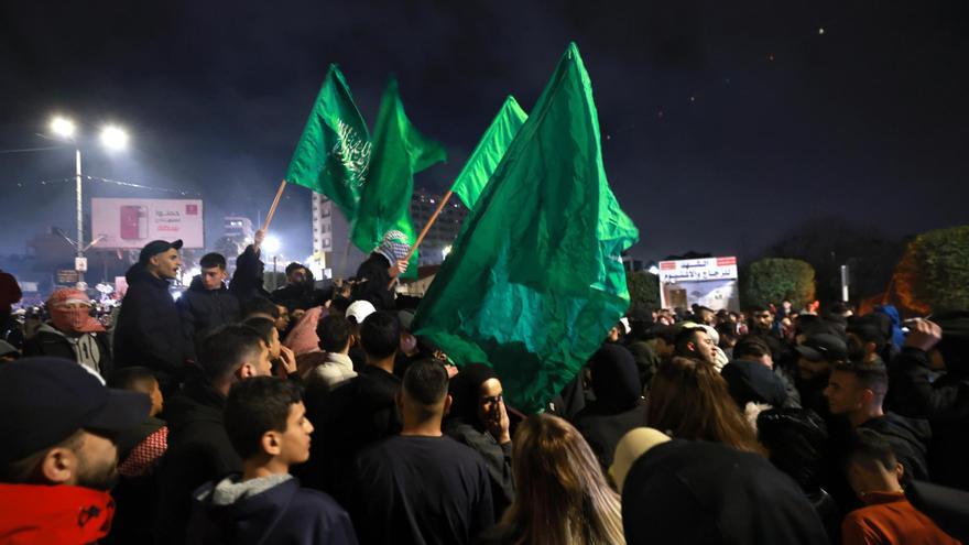 3 rehenes israelíes y 90 presos palestinos, libres en primer día de alto el fuego en Gaza