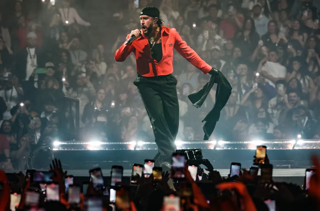 Bad Bunny sorprende a Nueva York con conciertos en el metro y en un club latino