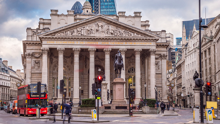 La Bolsa de Londres baja un 0,73 % lastrada por los bancos y las aseguradoras