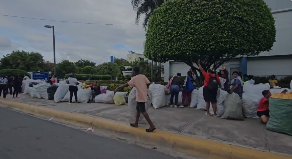 Decenas se concentran en el ADN este sábado por la 5ta edición de “Plásticos por Juguetes”