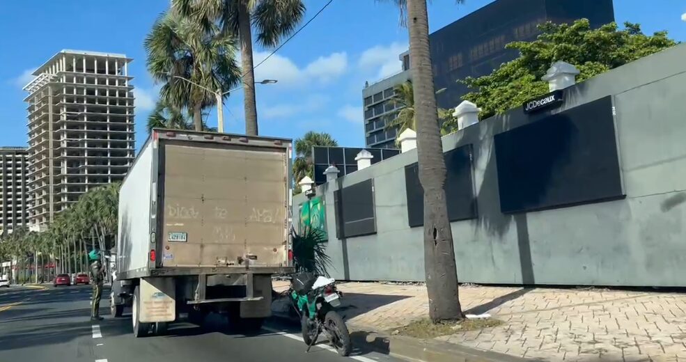 Vehículos pesados circulan a gran velocidad por Malecón antes de la restricción por Día de la Altagracia