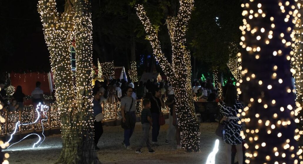 Decenas de familias continúan disfrutando de Villa Navidad