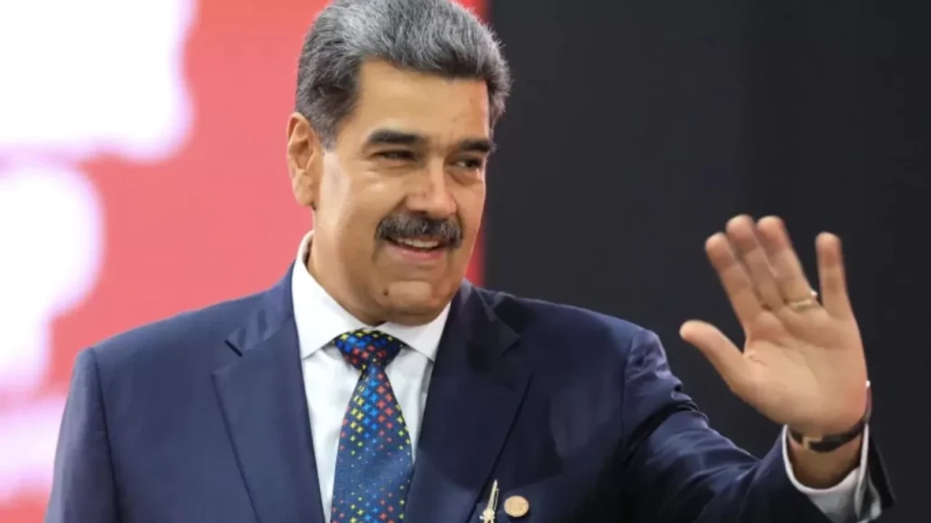 Imagen externa. Con una sonrisa y el brazo en alto, Nicolás Maduro asume su tercer mandato presidencial en el Capitolio Federal