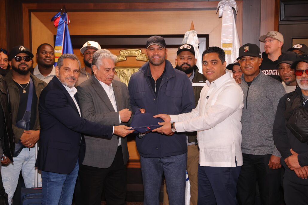 Kelvin Cruz exhorta al equipo dominicano defender la patria y traer corona de la Serie del Caribe