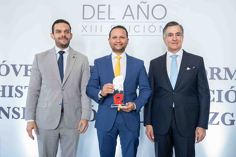 Ing. Ramón Gabriel Aguilera es reconocido en el Premio Joven del Año 2025