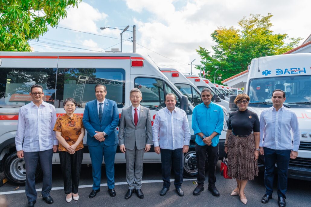 China dona 150 ambulancias a las autoridades dominicanas