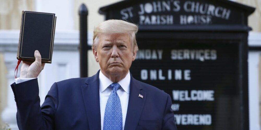 Trump volverá a usar su biblia