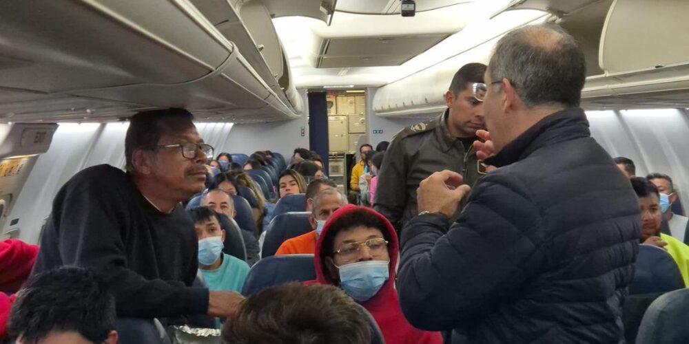 Petro divulga fotos de deportados colombianos