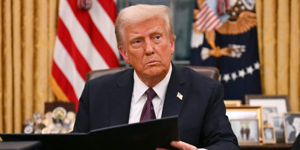 Trump ordena congelar ayudas y préstamos federales