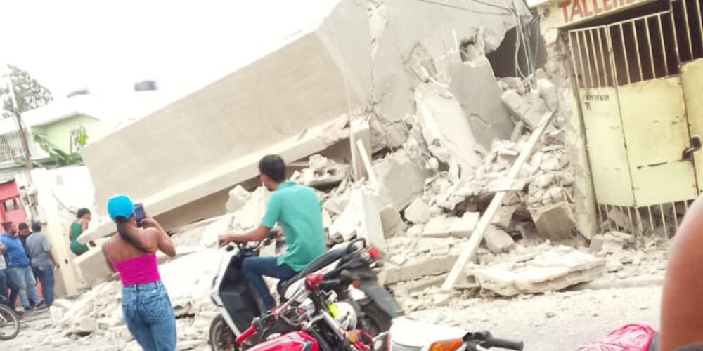 Se desploma vivienda con al menos cuatro personas dentro en La Romana