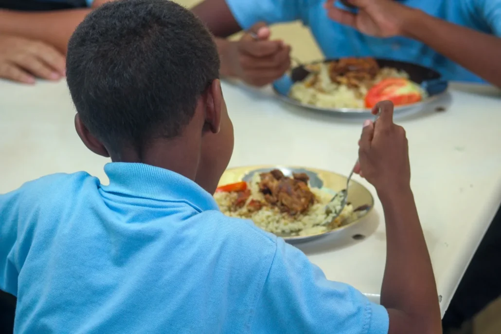 Inabie informa que reiniciará el martes el servicio de alimentación en escuelas