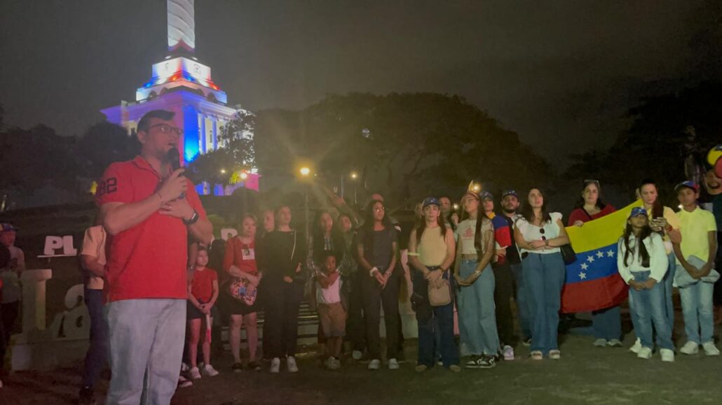 Venezolanos realizan vigilia en respaldo a Edmundo González en Santiago