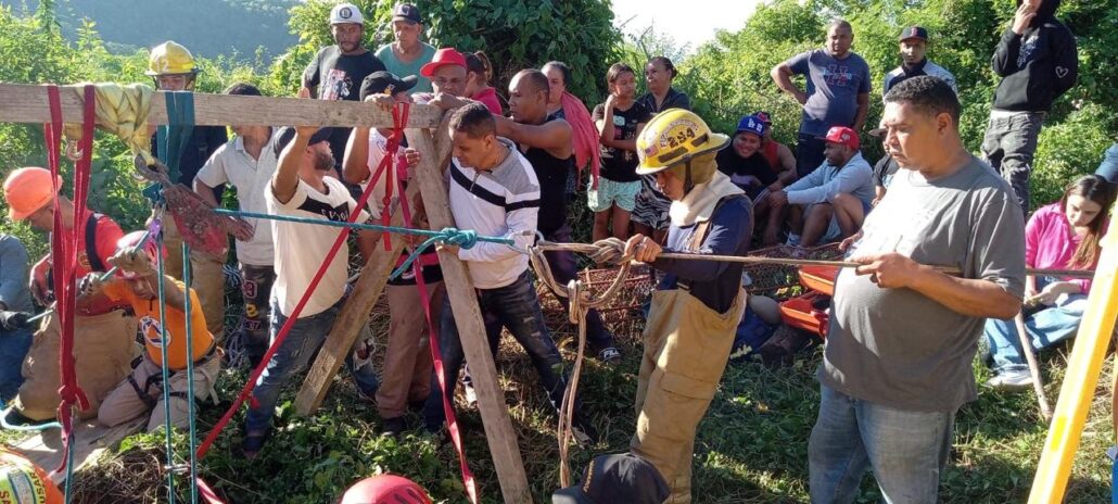 Bomberos y Defensa Civil de Santiago salvan a hombre de 55 años a 80 pies de profundidad