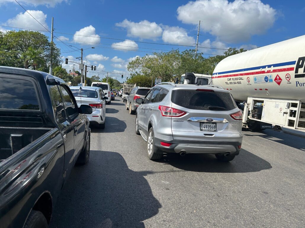 Caos vehicular en la Avenida Hermanas Mirabal