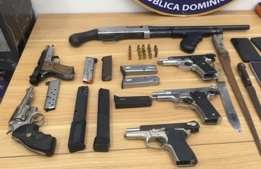 PN y MP realizan allanamientos en Tenares con importantes decomisos de armas, dinero y equipos ilícitos