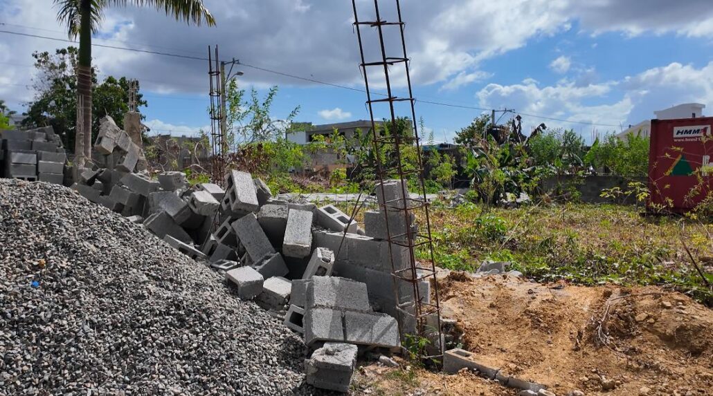 Residentes del residencial Aída Rosa SDO denuncian invasión de terrenos