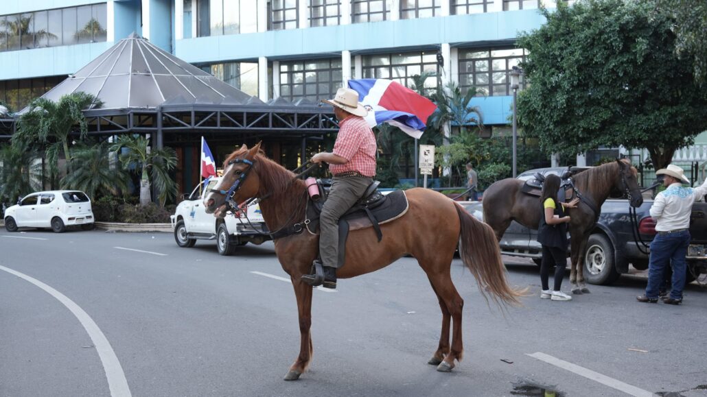 Cabalgata Duartiana llena de patriotismo la Zona Colonial en el 212 aniversario de Duarte