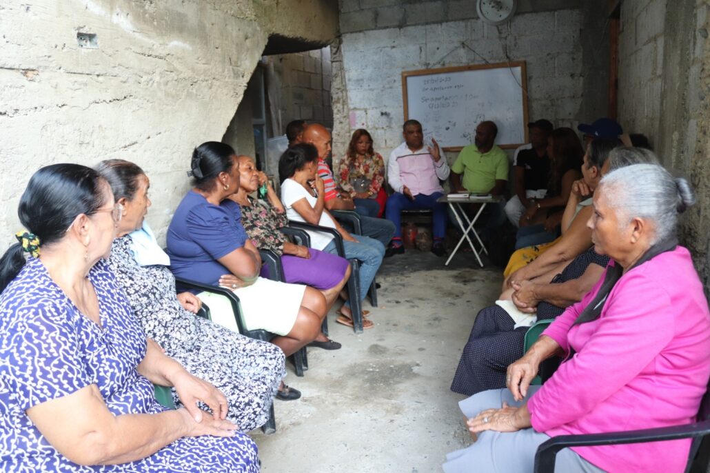 Diputado Ramón Raposo escucha inquietudes de comunitarios de El Progreso de Ponce en Guaricano