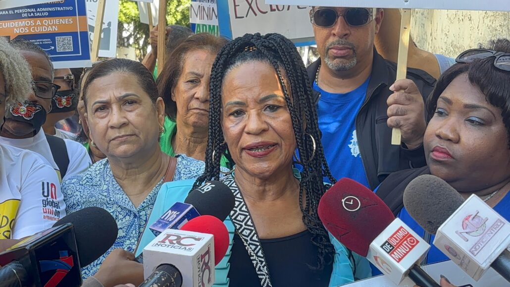 Gremios del sector salud protestan frente al SNS exigiendo