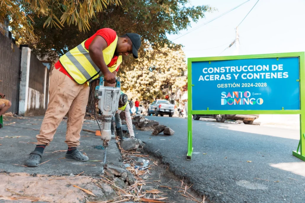 Alcaldía del Distrito Nacional dice construye aceras y contenes en Villa Consuelo