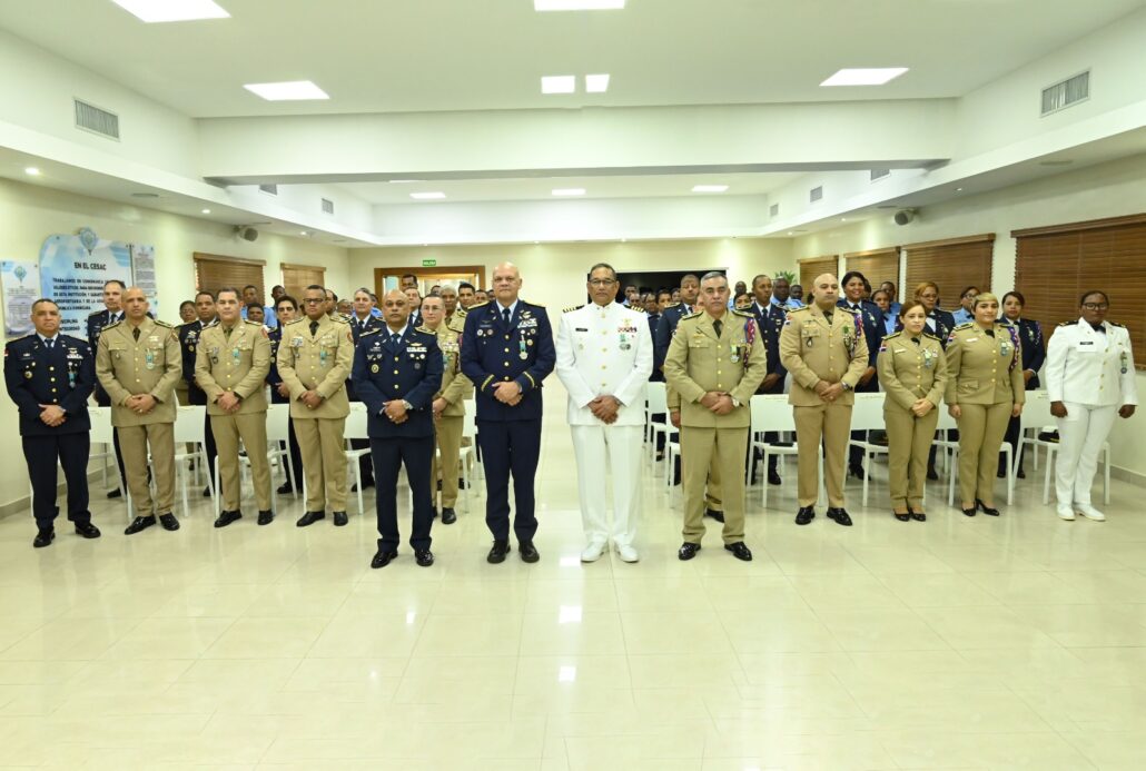 Ministro de Defensa encabeza graduación múltiple y condecoraciones al mérito en seguridad de la aviación civil en el CESAC