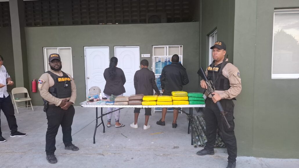 DNCD confisca 15 pacas presumiblemente marihuana y apresan tres personas