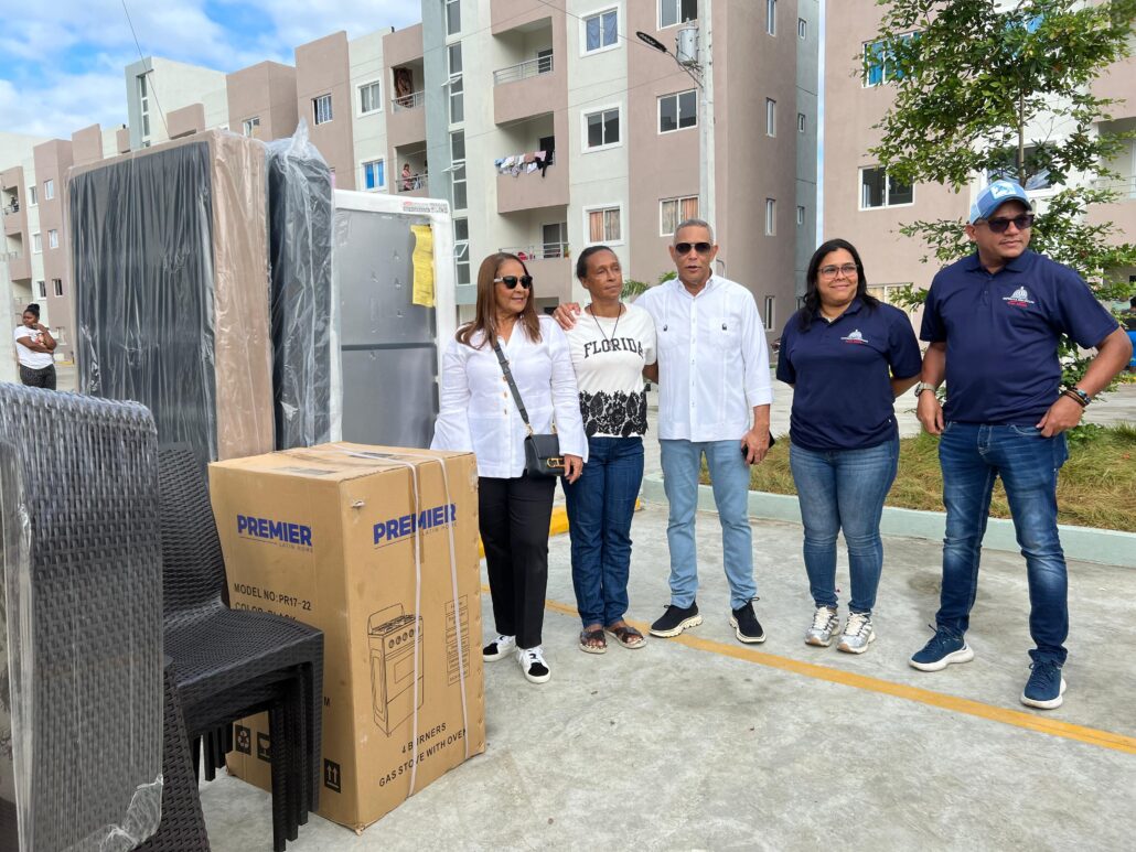 “Hoy es un día para celebrar”, así se expresó el senador Franklin Romero en la entrega de enseres en el residencial Santa Ana