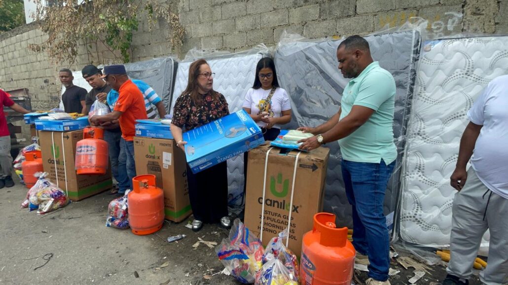 Gobernadora va en auxilio de 7 familias afectadas por incendio en Santiago