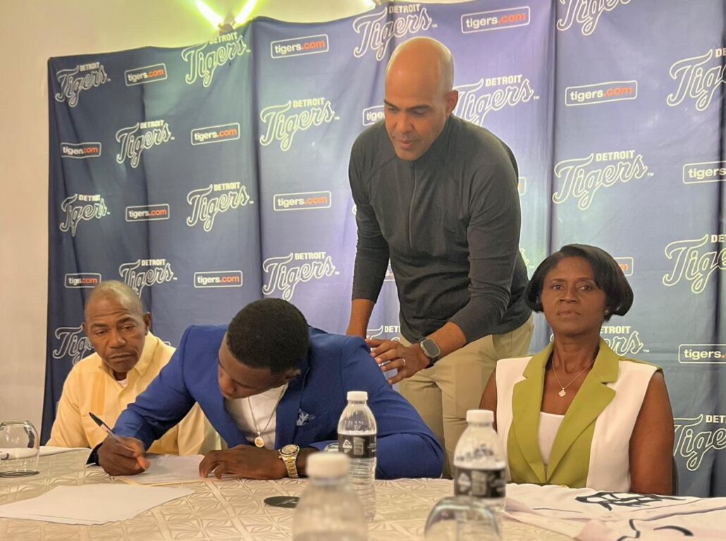 Ángel Dioris de los Santos firma con los Tigres de Detroit