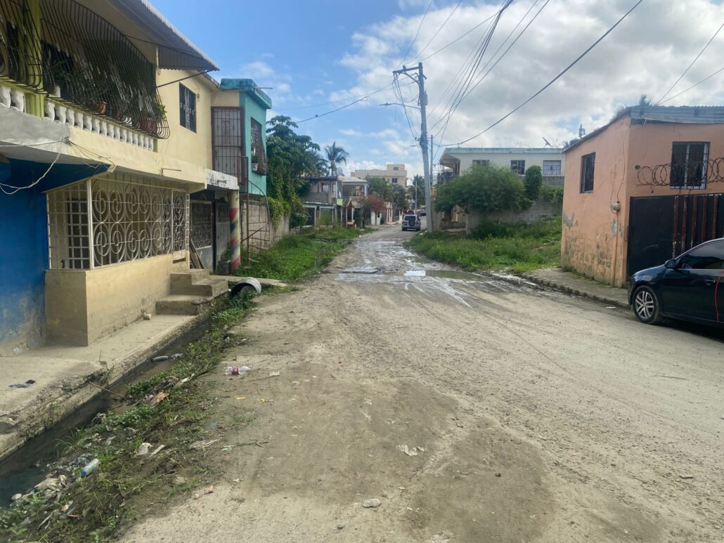 Residentes de Arroyo Bonito en Manoguayabo exigen terminación del arreglo de sus calles