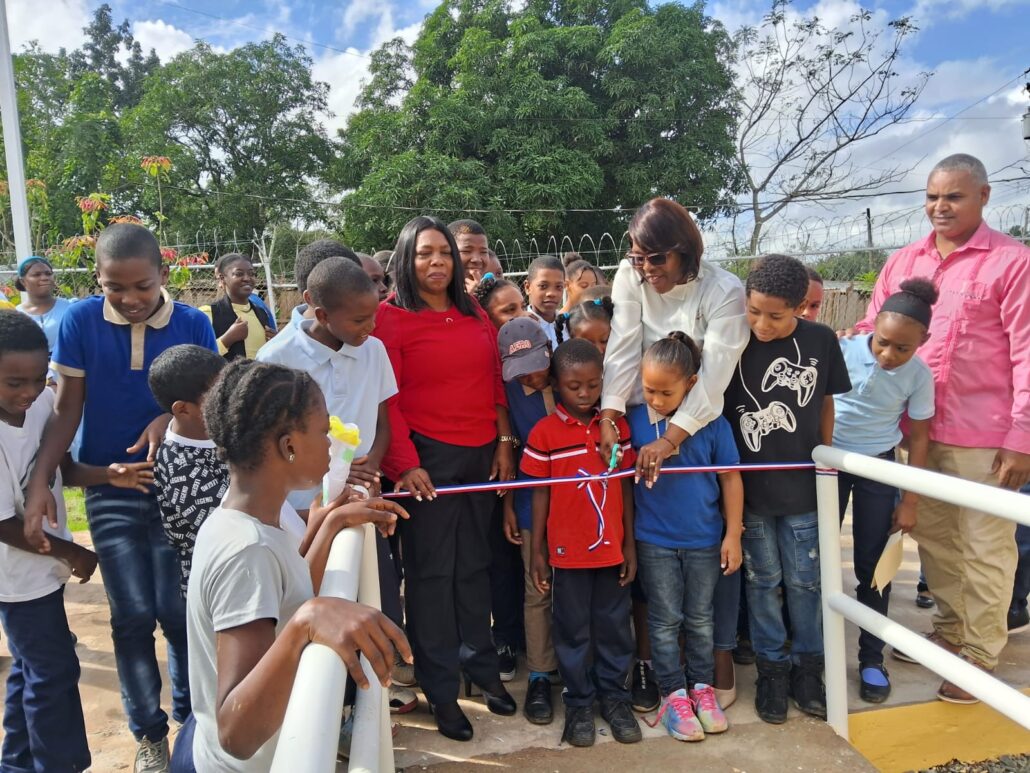 Educación entrega nuevas aulas y remoza otros espacios en el Centro Educativo Cruce de Payabo en Monte Plata