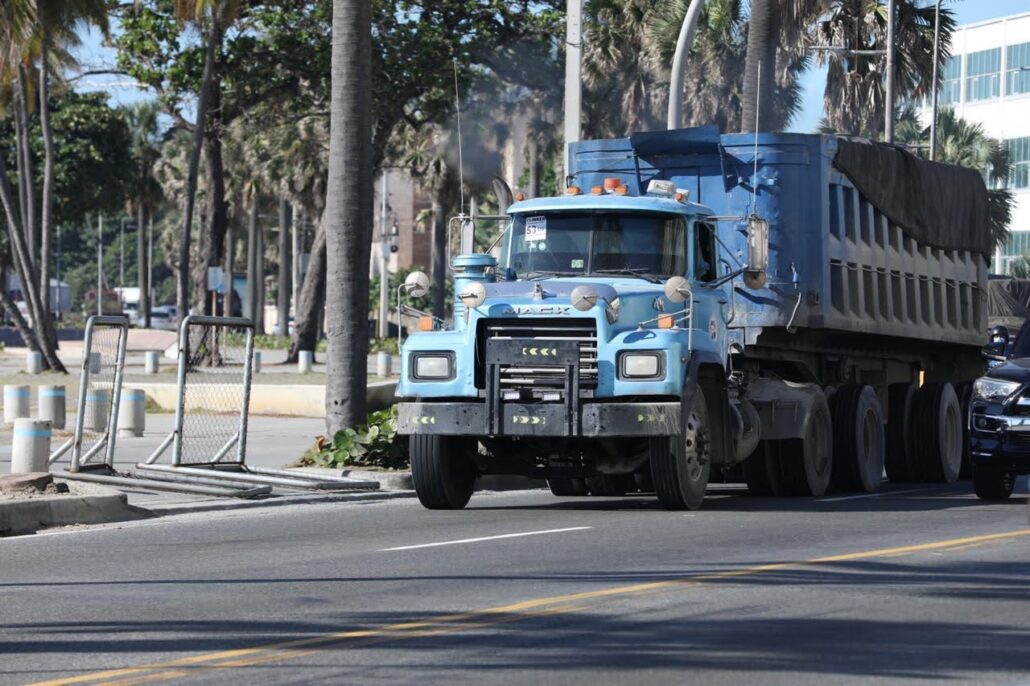 INTRANT y ADN prohíben circulación de vehículos pesados en el Malecón de Santo Domingo para evitar accidentes