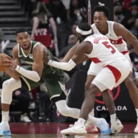 Antetokounmpo lidera a Bucks con un triple-doble en contundente victoria sobre Raptors - Noticias de hoy en República Dominicana | De Último Minuto