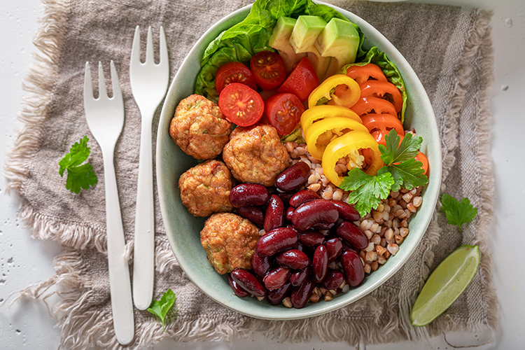 Enérgica ensalada mexicana con grañones, albóndigas, limas y verduras. Cuenco nutritivo para personas en forma. México.