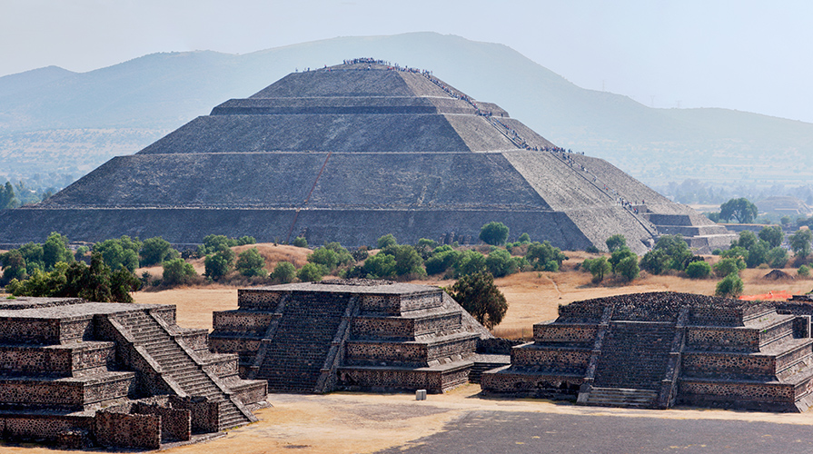 Hermosa escena de las ruinas antiguas de las pirámides mayas. Pirámides del Sol y la Luna. Antigua civilización azteca. Lugar turístico. Teotihuacán. México.