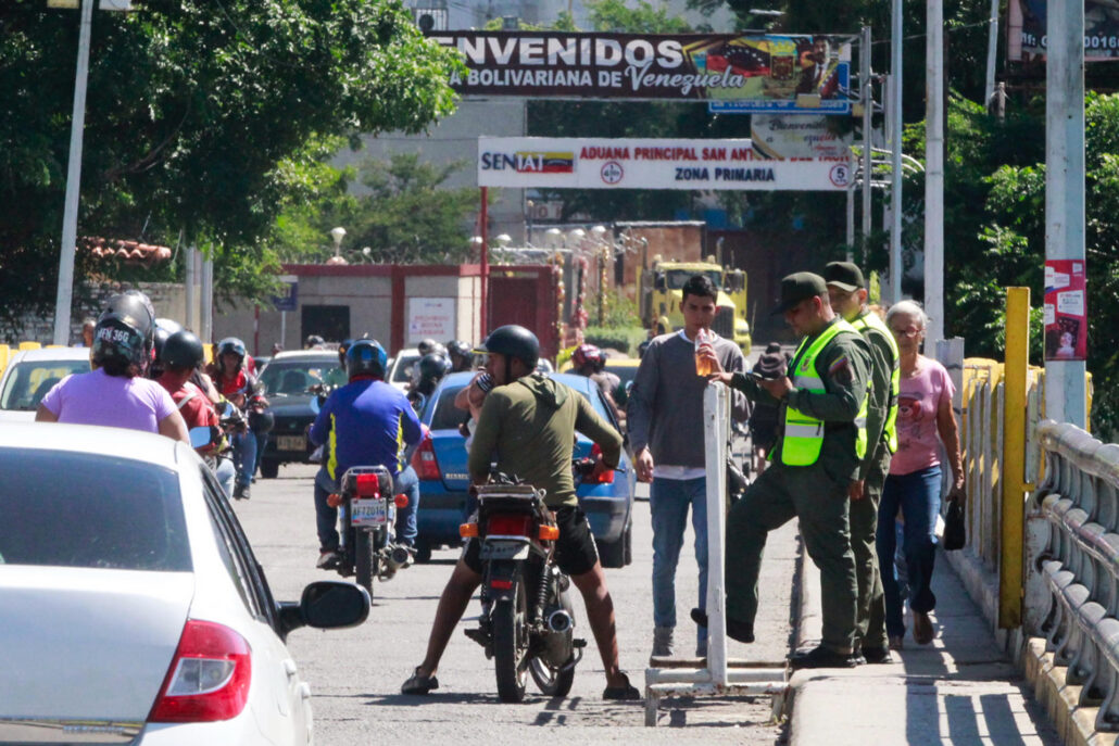 Venezuela reabre la frontera con Colombia tres días después del cierre por la investidura