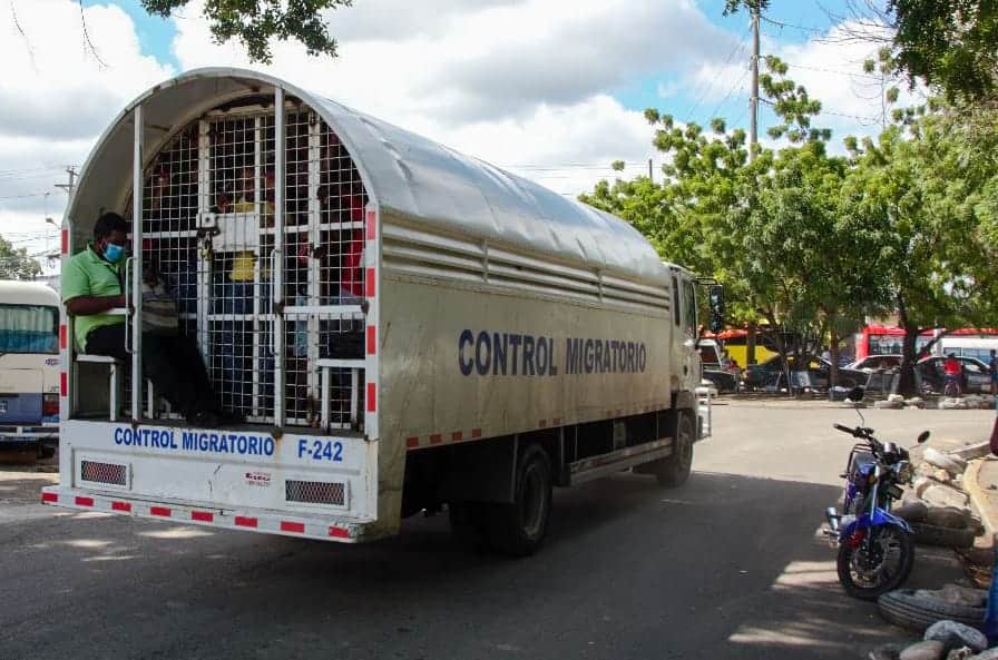 Conductor y cobrador de autobús detenidos con haitianos indocumentados luego de una persecución en San Juan de la Maguana