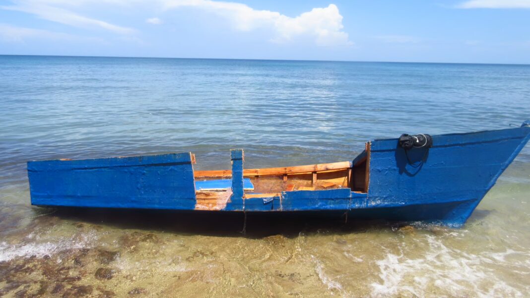 Rescatan 31 personas tras naufragio de yola en Miches