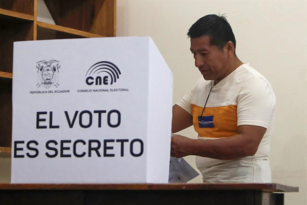 Noboa espera que se prohíba votar con el celular en mano en la segunda vuelta en Ecuador